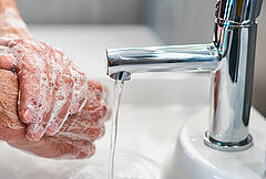 Hände waschen am Waschbecken